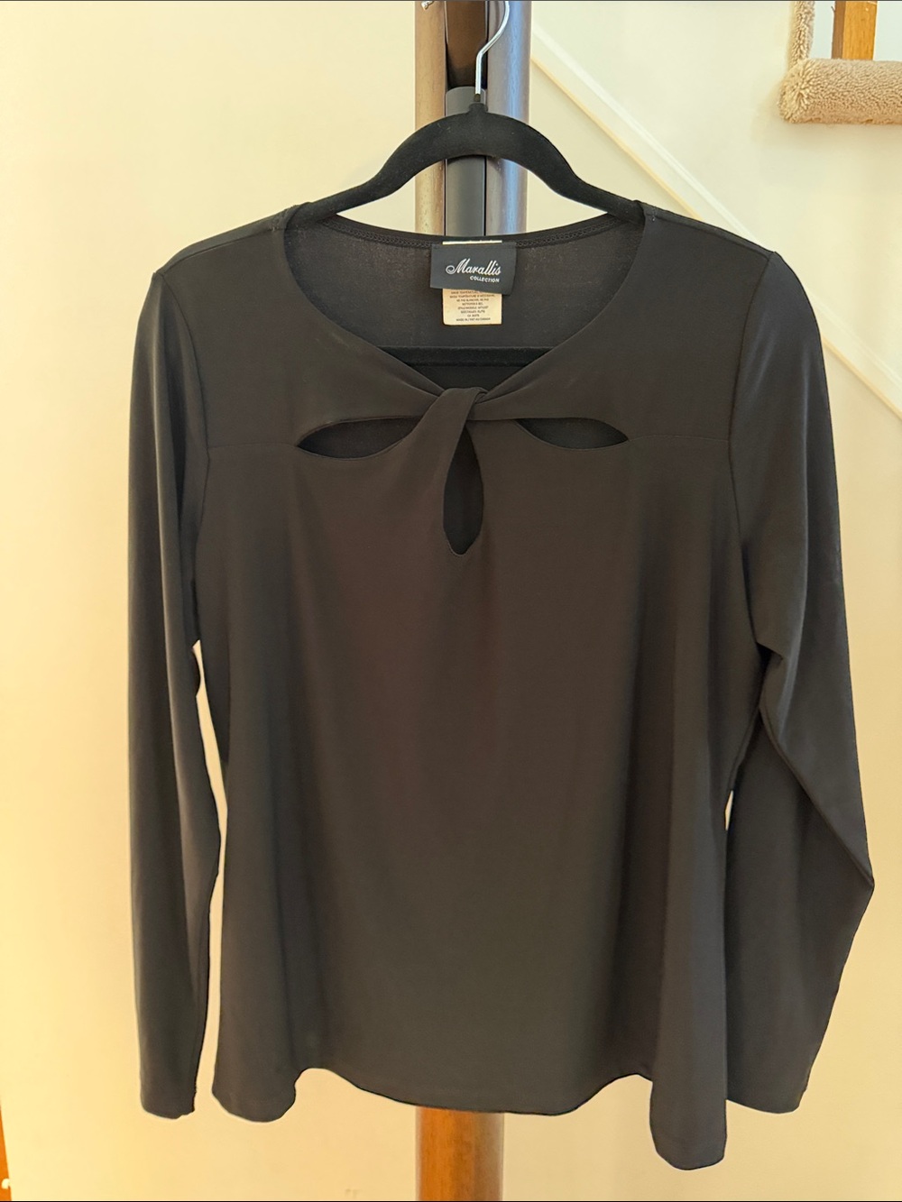 Marallis Black Long-Sleeve Keyhole Neck Top